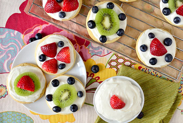 Mini-Fruit-Pizzas-with-Marshmallow-Creme-Frosting-16_mini