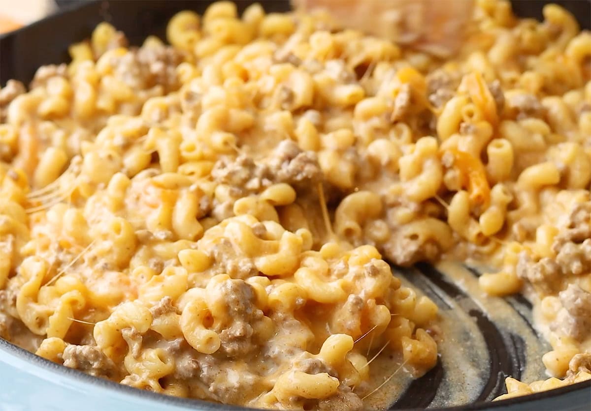 DSC_0483 cheesy homemade cheeseburger helper in a skillet