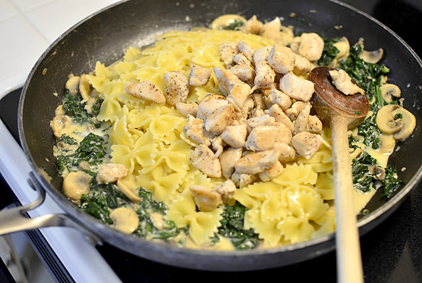 Creamy Kale & Mushroom Chicken Pasta | iowagirleats.com