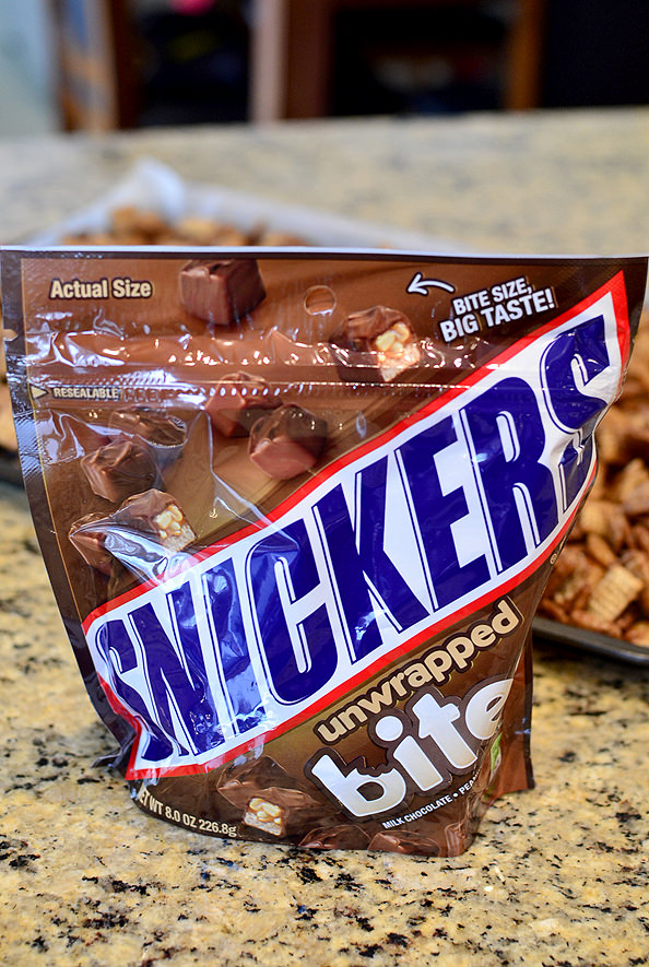 Snickers Chex Mix #dessert | iowgirleats.com