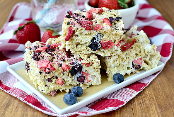 Strawberry Blueberry Vanilla Chex Bars #glutenfree | iowagirleats.com