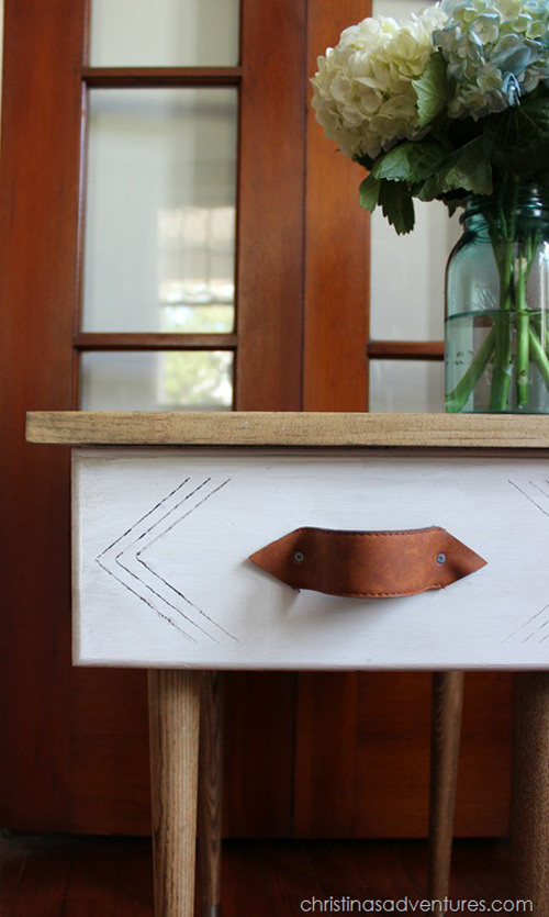 Turn-an-old-drawer-into-an-end-table_mini