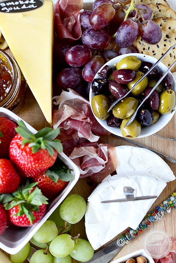 How To Make a Cheese Platter For Entertaining #holidays #glutenfree | iowagirleats.com