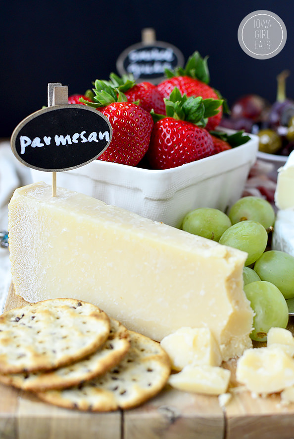 How To Make a Cheese Platter For Entertaining #holidays #glutenfree | iowagirleats.com