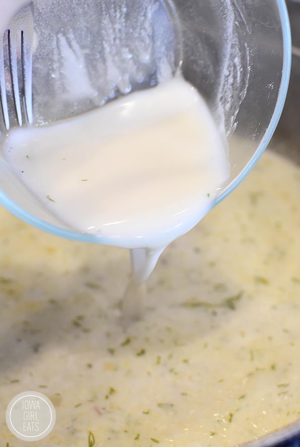 Low-Carb Cauliflower Cream Cheese Soup #glutenfree | iowagirleats.com