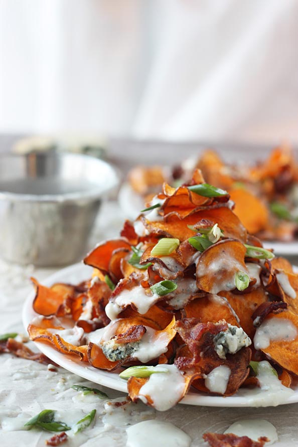 Baked-Sweet-Potato-Chips-with-Blue-Cheese-Sauce-and-Bacon-7