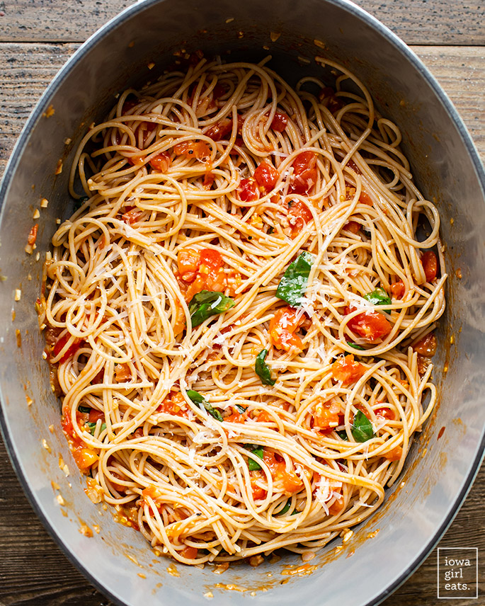 اسپاگتی پخته شده با سس گوجه فرنگی تازه ایتالیایی مخلوط شده است