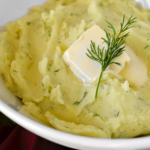 If you love sour cream and onion potato chips, you'll flip for Sour Cream and Dill Mashed Potatoes. A delicious and easy gluten-free side dish! | iowagirleats.com