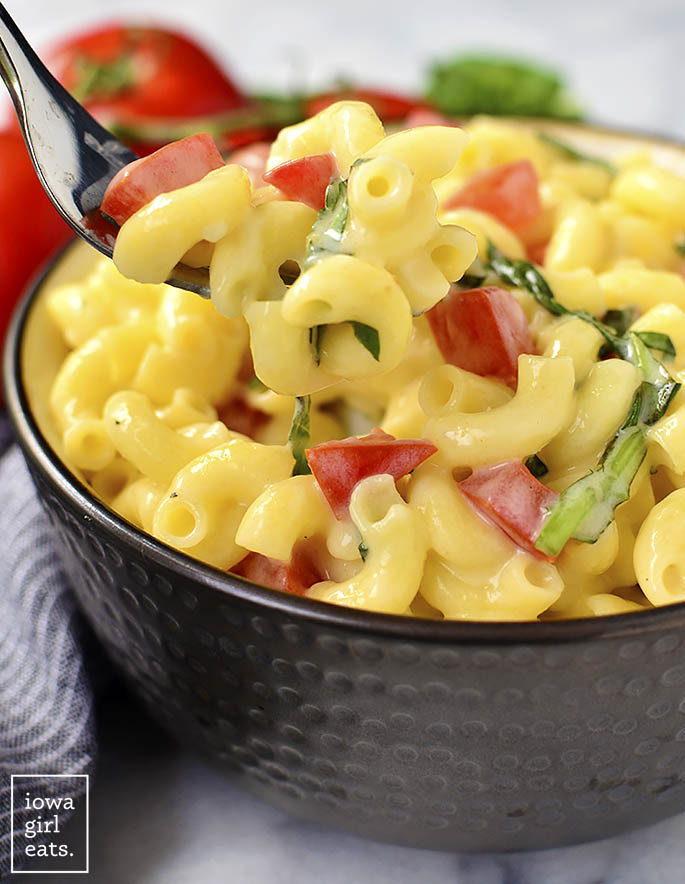 Tomato-Basil Stovetop Mac and Cheese is a simple yet scrumptious, gluten-free mac and cheese recipe. Made in just 1 pan and in 20 minutes! | iowagirleats.com