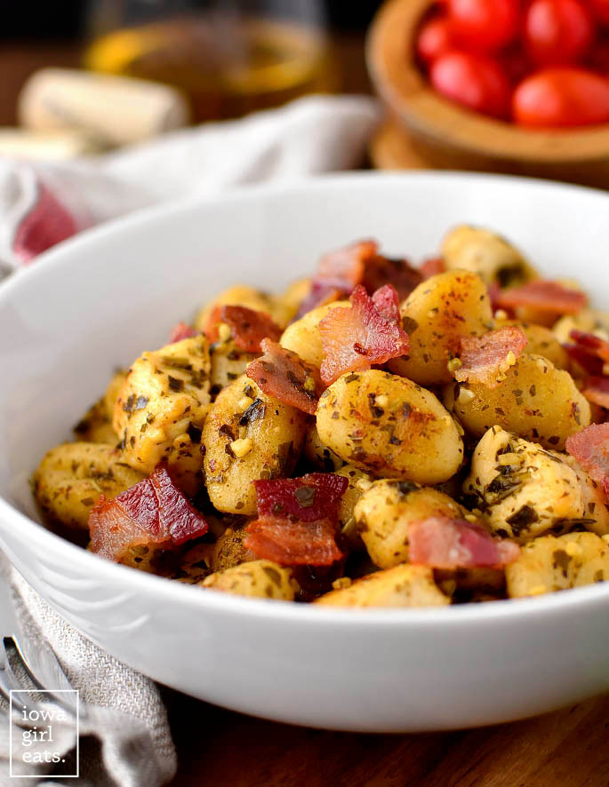 Crispy gnocchi cooked with pesto, bacon and chicken