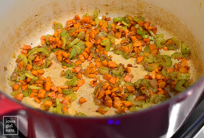 Freír verduras frescas en mantequilla en una olla sopera