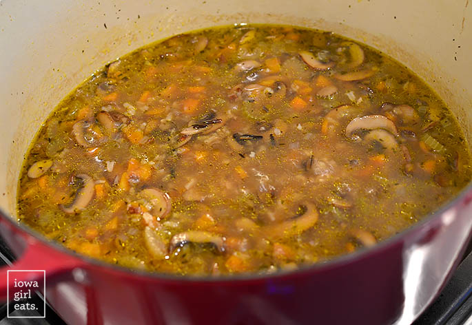 Sopa de arroz salvaje con champiñones en una olla de sopa