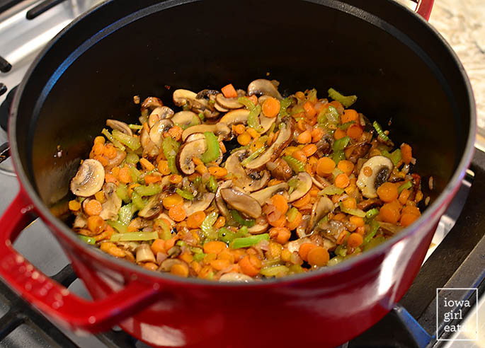 Freír las verduras en un horno holandés.