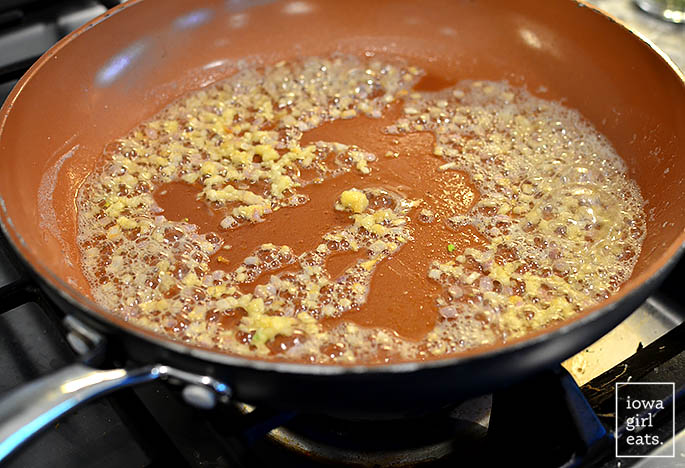 Freír las chalotas y el ajo en mantequilla en una sartén.