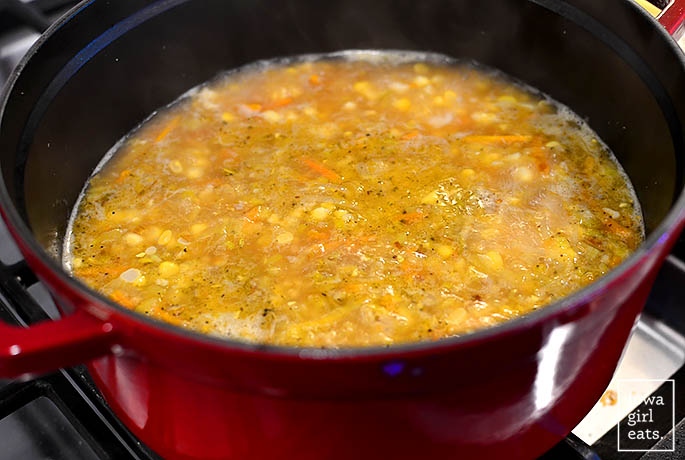 sopa de maíz dulce en un horno holandés