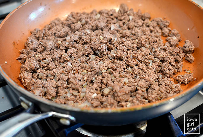 ground beef browning in a s،et