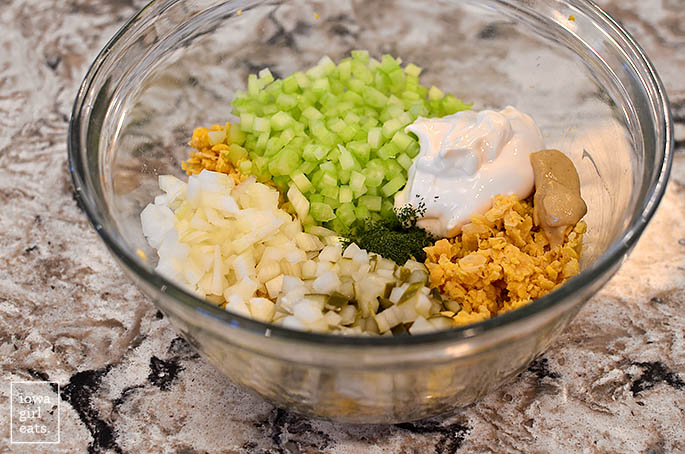 Ingredientes para salada de grão de bico esmagado em uma tigela