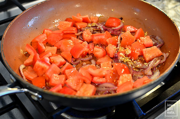 گوجه فرنگی ،د شده را در ماهیتابه تفت دهید