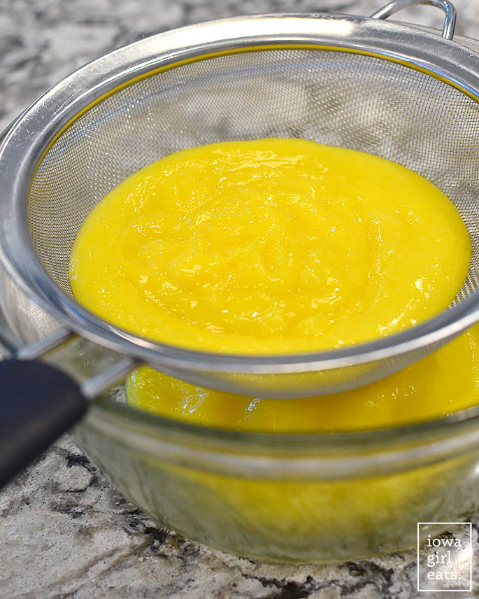 passer la crème de citron dans une passoire
